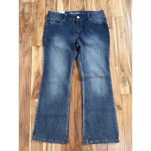 NWT WRANGLER Women's Actual BOOT CUT Western BLUE JEANS. Size 15.